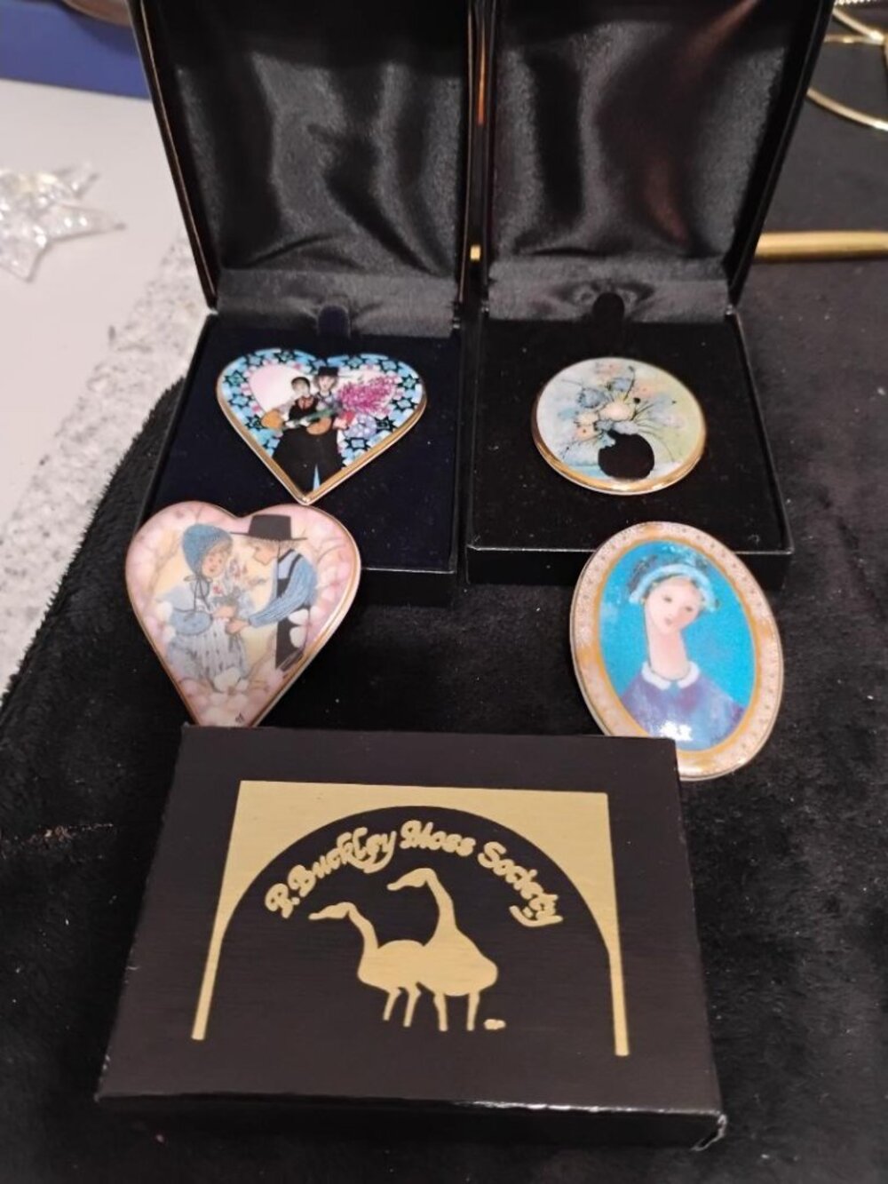 Set 4 P Buckley Moss Society Brooch/Pendant-Numbered and Signed